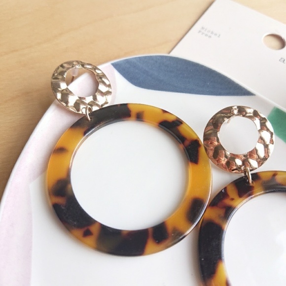 Unique Design//Acrylic Circles Drop Earrings - Picture 2 of 3